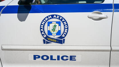 Simbol policije na automobilu u Grčkoj. Helenska policija. Policijski patrolni automobil u Grčkoj. Simbol grčke policije na automobilu