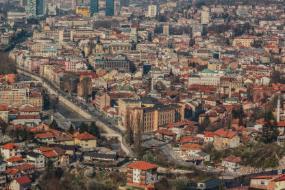 Sarajevo, pogled sa Bijele tabije Sarajevo ujutro, korito Miljacke, Vijećnica, hotel Evropa, Begova, hotel Holiday, Pravoslavna crkva, Katedrala itd.