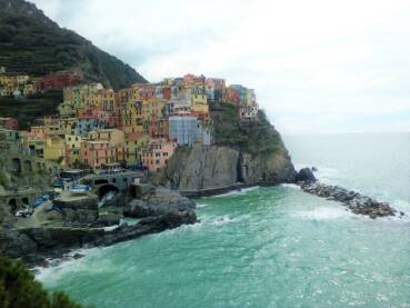 IMG_20180319_115334 - Copy - Copy Cinque Terre, nacionalni park u provinciji La Spezia, Liguria u sjevernoj Italiji. I u apsolutno tmurnom danu, ovaj dio naseobine uveseljava raznobojnim fasadama.