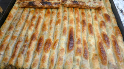 Pečeni burek u tepsiji Burek. Ukusna pita sa mesom. Ručno rađena tradicionalna pita.