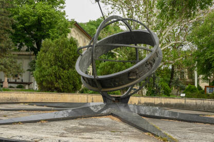 Spomenik u Bukureštu, zero mile. Tačka iz koje se mjeri udaljenost Bukurešta od drugih gradova. Smješten je u dvorištu crkve Svetog Jurja (St. George Church).