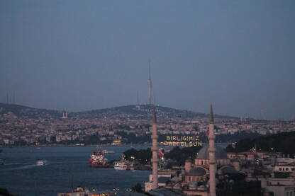 Istanbul Pogled na Bosfor i jedan dio Istanbula noću