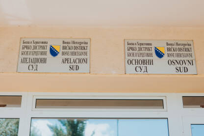 Apelacioni i osnovni sud Brčko distrikta Table s natpisom apelacioni i osnovni sud Brčko distrikta BIH na ćirilici i latinici