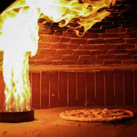 Pica u pizza peći Spremanje pice u pizza peći