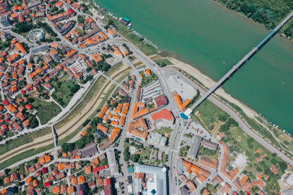 Brčko iz zraka Centar Brčkog iz zraka, sunčan dan