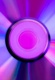 IMG_1477 Stari CD, DVD disc, disk, snimljen izbliza na pink pozadini sa gradacijom prelijepih reflektirajućih pastelnih boja - plave, ljubičaste i roze boje.