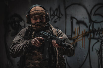 Taktički operator / vojnik Vojnik koji drži automatsku puŠku