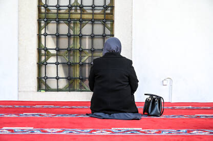Muslimanka tokom molitve u džamiji Muslimanka se moli u džamiji. Žena tokom molitve.