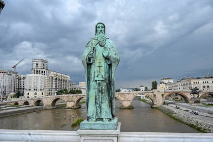 Skoplje, Sjeverna Makedonija: Statue na mostu Skoplje, Sjeverna Makedonija: Statue na mostu u centru grada. Bronzane skulpture.