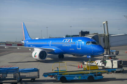 ITA Airway, italijanska nacionalna aviokompanija. Putnički avion na aerodromu. Aerodrom Schiphol. Let avionom.