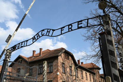 Koncentracioni logor Auschwitz Koncentracioni logor i logor za istrebljenje Auschwitz. Kapija u Auschwitz I sa znakom "Arbeit macht frei" (prijevod: rad vas oslobađa). Nacistički logor smrti.
