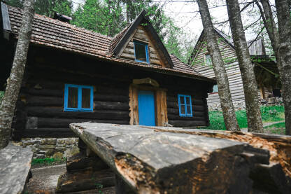 Zelenkovac, drvene brvnare Brvnare usred šume na Zelekovcu kod Mrkonjić Grada. Drveni stol sa klupom.
