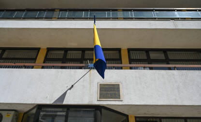 Zastava BiH na zgradi opštine u Jajcu. Zastava BiH na zgradi opštine u Jajcu. Grad Jajce, Bosna i Hercegovina, zgrada općine. Natpis: Općina Jajce.