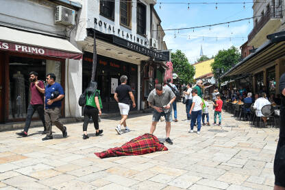 Skopje, Sjeverna Makedonija: ljudi hodaju centrom grada. Skopje, Sjeverna Makedonija: ljudi hodaju centrom grada. Zgrade u starom gradu. Prosjak na ulici.