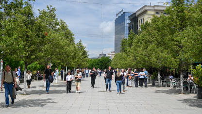 Priština, Kosovo, ljudi šetaju u centru grada. Priština, Kosovo, ljudi šetaju u centru grada. Zgrade u gradu.