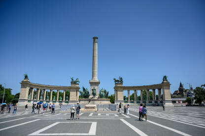 Budimpešta, Mađarska: Turisti na Trgu heroja. Skulpture i spomenici. Grupa ljudi na trgu. Trg Hősök