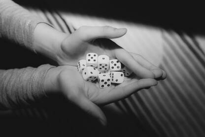 Kockice u ruci. 
Društvena igre igra sa kockicama.