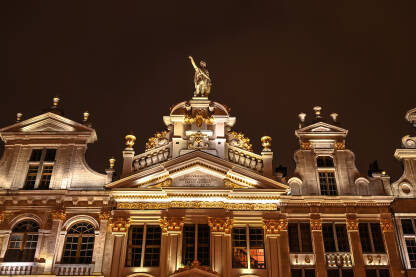Bruxelles, Belgija Bruxelles, Belgija: Historijske zgrade u centru grada noću. Grand Place je središnji trg u Bruxellesu.