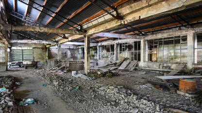 AK1_8073 Devastirane fabrike tokom privatizacije u BiH. Unutrašnjost bivše tvornice. Stari i napušteni industrijski kompleks. Razrušena magacinska hala.