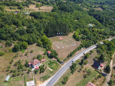 Natpis Tito na spomen obilježju kod Goražda. Natpis Tito na spomen obilježju kod Goražda. Natpis posvećen Josipu Borzu Titu.