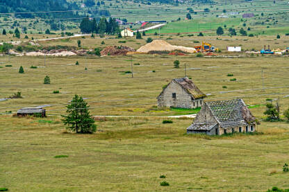 Katuni na Risovcu, na putu prema jezeru Blidinje. Napuštene stare pastirske kuće na planini.