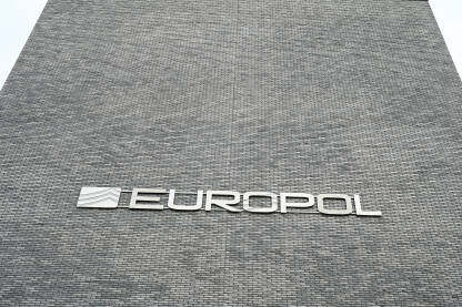 Sjedište Europola. Znak EUROPOL Hag, Nizozemska: Sjedište Europola. Znak EUROPOL na zidu. Fasada zgrade europola u Den Haagu, Holandija. Agencija Evropske unije za saradnju u provođenju zakona