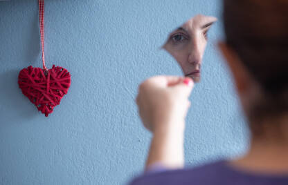 Žena žrtva nasilja sastavlja sama sebe pomoću dijelova ogledala. 

Fotografija besplatna za ilustrovanje medijskih sadržaja o nasilju, svako drugo korištenje je zabranjeno.

Autor: Amel Uzunović