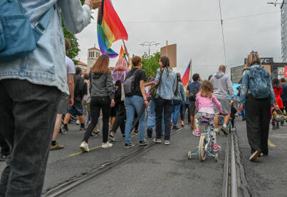 Bh. povorka ponosa 2023 Učesnici Povorka ponosa u Sarajevu, 24. jun 2023. Djevojčica sa majkom na protestu za LGBTIQ prava.