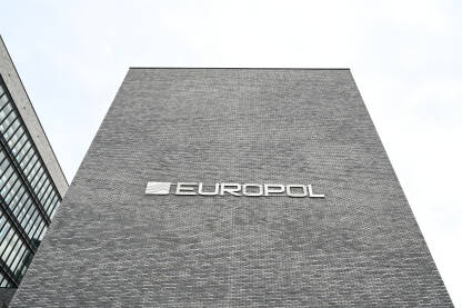 Sjedište Europola. Znak EUROPOL Hag, Nizozemska: Sjedište Europola. Znak EUROPOL na zidu. Fasada zgrade europola u Den Haagu, Holandija. Agencija Evropske unije za saradnju u provođenju zakona
