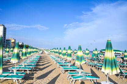 Ležaljke i suncobrani na pješčanoj plaži uz more. Ležaljke i suncobrani na pješčanoj plaži uz more.