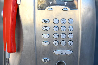 Stara telefonska govornica Brojevi na staroj telefonskoj govornici. Stara javna telefonska govornica na ulici u gradu.