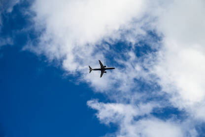 Putnički avion na nebu. Putnički avion na nebu. Putovanje avionom. Mlazni avion.