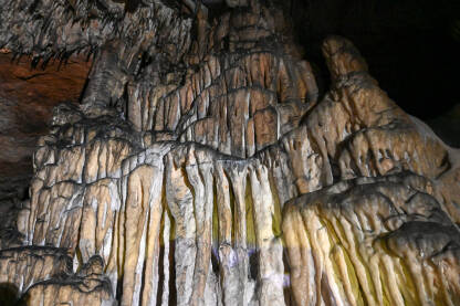 Stalaktiti i stalagmiti u pećini Ledenici Unutar pećine. Ukrasi u špilji. Stalaktiti i stalagmiti. Pećina Ledenica, Bosansko Grahovo, BiH.