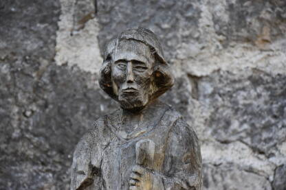 Drveni čovjek, Jajce Drvena statua čovjeka sa kamenim zidom koji se nalazi u pozadini na tvrđavi u Jajcu.