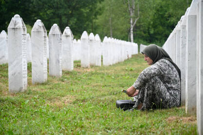 Žena se moli Žena se moli u Memorijalnom centru Potočari, Srebrenica.