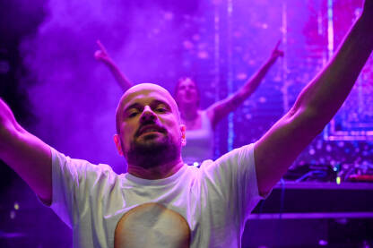 Vojko V, hrvatski hip-hop umjetnik, pjevač i tekstopisac. Vojko V, hrvatski hip-hop umjetnik, pjevač i tekstopisac. Andrija Vujević ili Vojko Vrućina, muzičar na sceni sa mikrofonom. Vojko V pjeva na muzičkom festivalu.