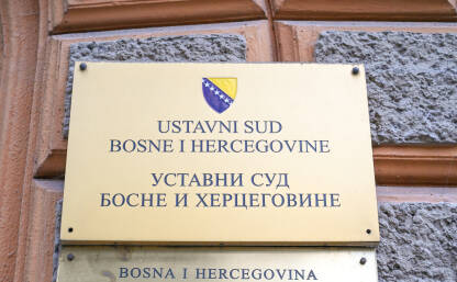 Ustavni sud Bosne i Hercegovine Ustavni sud Bosne i Hercegovine. Tabla sa natpisom: Ustavni sud BiH.