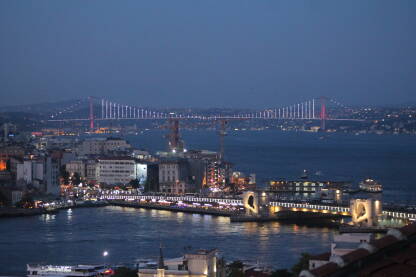 Istanbul Pogled na Bosfor i jedan dio Istanbula noću