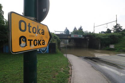Poplavljen podvožnjak Buća Potok i tabla Otoka Fotografije poplavljenog podvožnjaka/potputnjaka u naselju Buća Potok u Sarajevu. Podvožnjak koji spaja naselje Buća Potok sa Otokom u Sarajevu poplavi kod svake jače kiše.