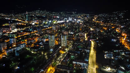 Sarajevo, Bosna i Hercegovina: noćni snimak grada dronom. Sarajevo, Bosna i Hercegovina: noćni snimak grada dronom. Glavni grad BiH, noćna fotografija. Panorama.
