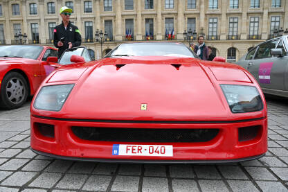 Pariz, Francuska: Oldtimer automobili. Oldtimeri. Pariz, Francuska: Old timer automobili na trgu. Oldtimeri na ulici. Stari auti.