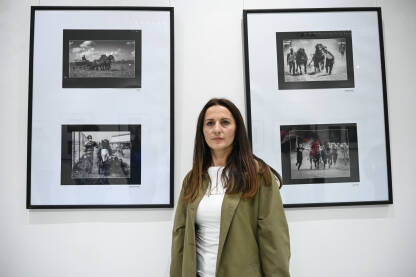 Fotografkinja Milena Erceg iz Gradiške pozira ispred svojih djela. Fotografkinja Milena Erceg pozira ispred svojih djela. Umjetnica Milena Erceg na izložbi fotografija.
