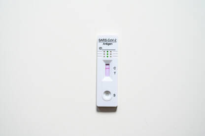 Brzi antigenski test na Covid-19 Komplet za testiranje Covid-19. Brzi dijagnostički antigenski test za otkrivanje koronavirusa. Samotestiranje kod kuće. Negativan rezultat testa na koronavirus.