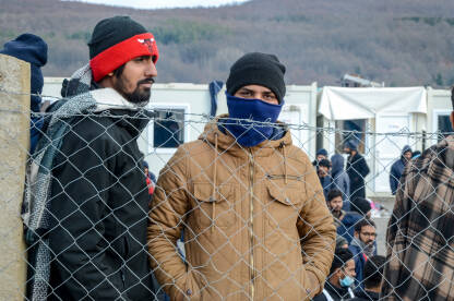AK1_8054 Migrant iza ograde u izbjegličkom kampu u Bosni i Hercegovini. Grupa izbjeglica iza ograde u kampu Lipa, Bihać, BiH.