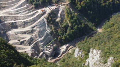 Gradilište HE Ulog - strojara Gradilište HE Ulogn na rijeci Neretvi.
Općina Kalinovik.
09.10.2023.