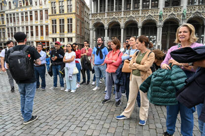 Brisel, Belgija: Grupa turista na glavnom trgu. Brisel, Belgija: Grupa turista na glavnom trgu. Ljudi istražuju grad.