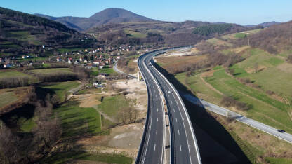 Automobili na autoputu. Automobili na autoputu. Vozila koja se kreću na autoputu, snimak dronom. Transport. Autoput Vc.