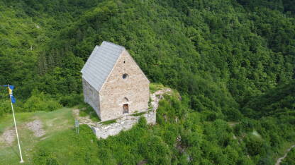 Bobovac, Kraljeva Sutjeska Bobovac je najznačajniji i najbolje utvrđeni grad u srednjovjekovnoj Bosni podignut na strmoj, stubastoj stijeni južnih padina planinskoga masiva Dragovskih i Mijakovskih poljica iznad ušća Mijakovske