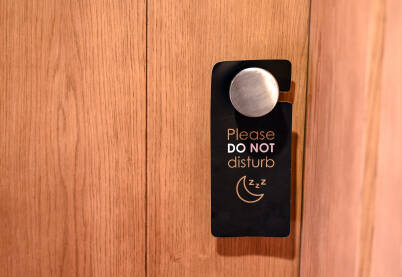 Natpis: Molimo ne uznemiravajte "Molimo ne uznemiravajte", natpis na vratima hotelske sobe.