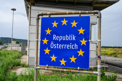 Znak na ulazu u Republiku Austriju. Znak na ulazu u Republiku Austriju. Granica između Austrije i Slovačke. Österreich.
